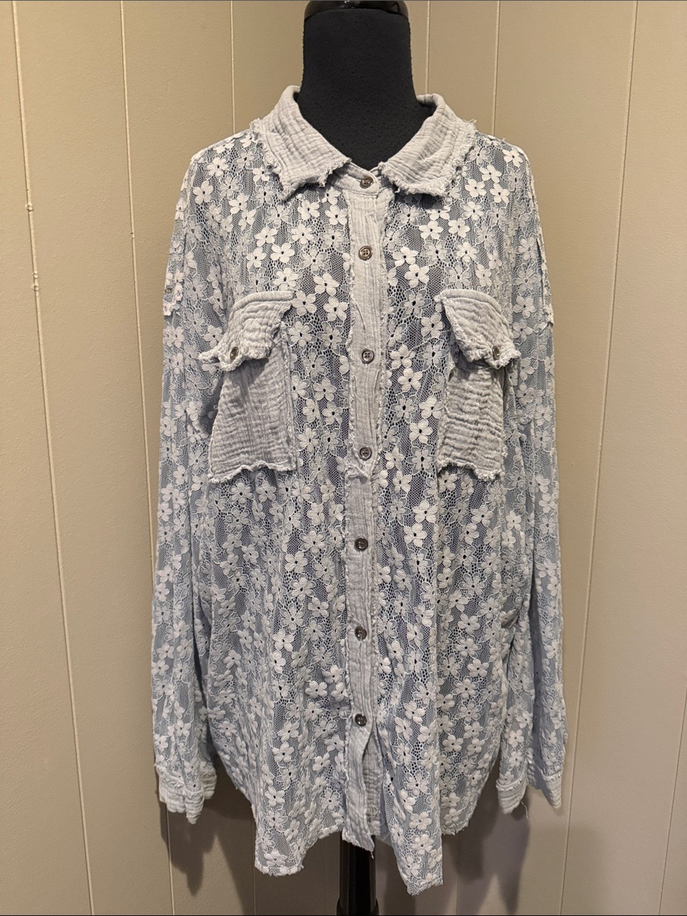 POL Women’s Medium Light Blue Lace Floral Button-Down Shirt
